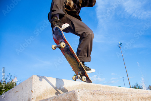 Foto Young man performs skateboarding tricks on the street