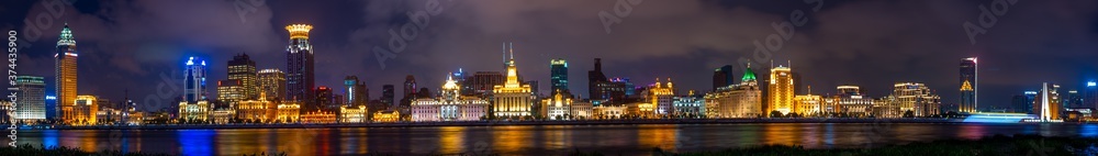 Fototapeta premium Night scenery of the Bund skyline in Shanghai, China