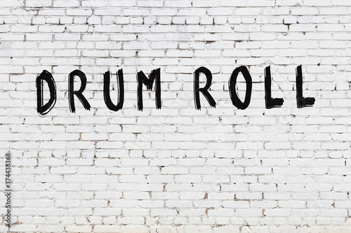 Foto White wall with black paint inscription drum roll on it