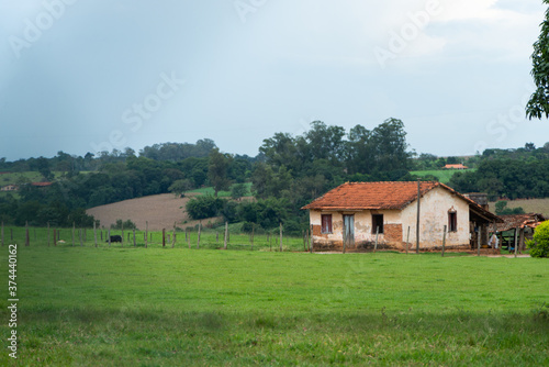 casa antiga com gramado verde