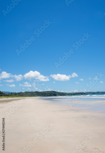 夏の海水浴場の風景