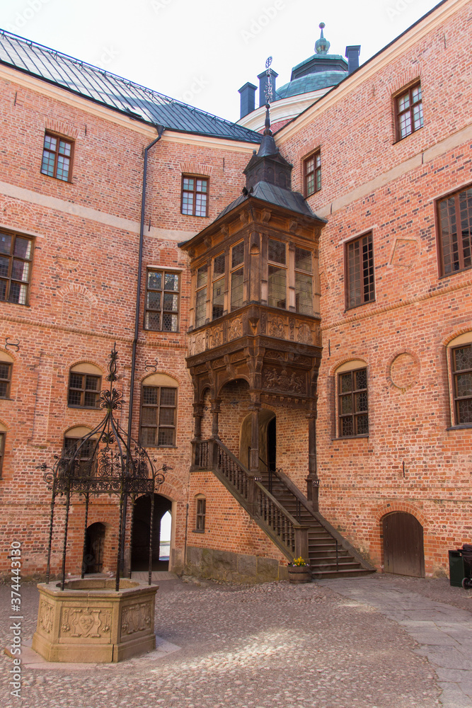 Obraz premium Mariefred, Sweden - April 20 2019: the view of the inner courtyard with old well in Gripsholm Castle on April 20 2019 in Mariefred, Sweden.