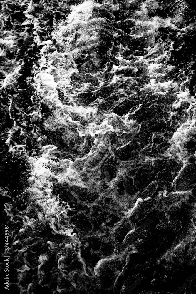 Naklejka premium black and white structures in a river