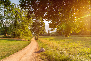Handdoek met foto Weide Zonnig wandelpad door Hamburgs stadspark  © Calado