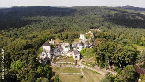 Ruiny zamku w Morsku. Wyżyna Krakowsko-Częstochowska. Jura.  photo