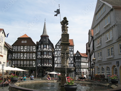Mittelalterliche Stadt Fritzlar in Hessen mit Marktplatz, Kaufmannsgildehaus und Rolandsbrunnen