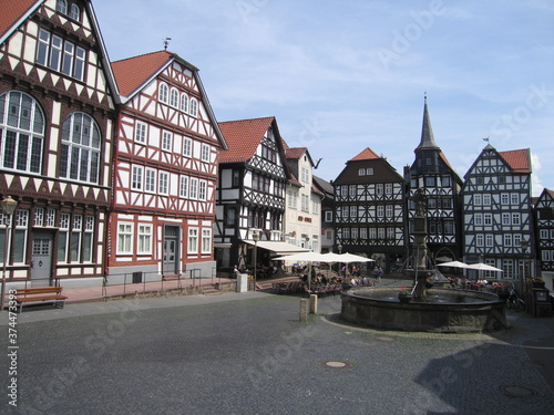 Marktplatz mit Brunnen und Kaufmannsgildehaus St. Michaelis in Fritzlar Mittelalterliche Stadt