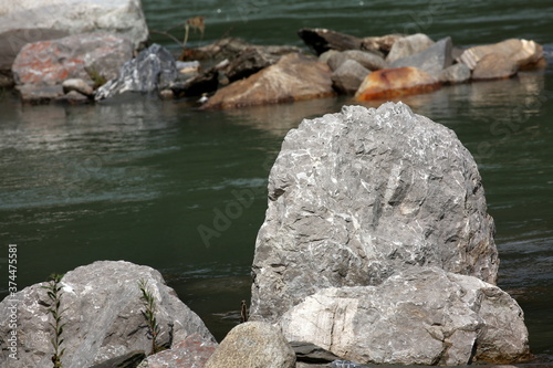 Flusslandschaft mit großem Stein.