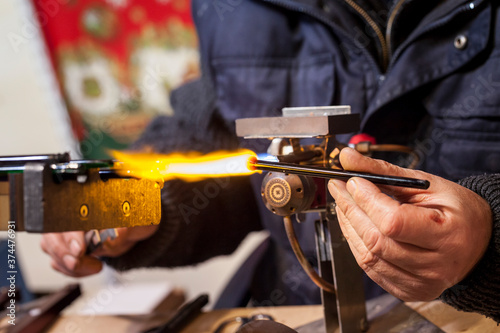 artisan et maître verrier, création en verre