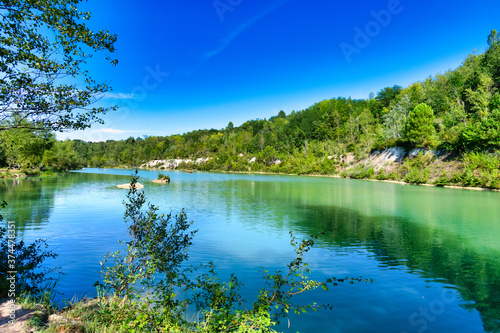Lac avec ciel bleu