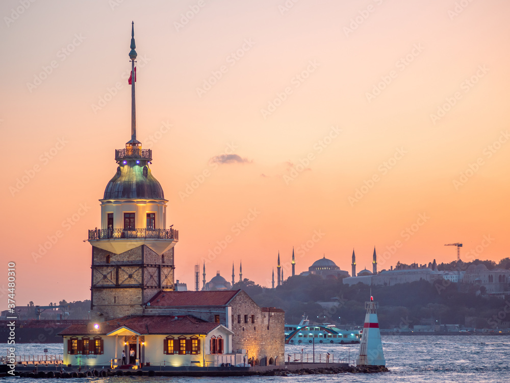 Φωτογραφία Maiden tower landmark in Istanbul Bay, beautiful view of the evening city