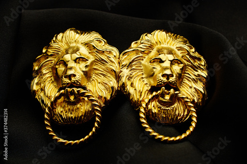 Obraz na plátně Close-up of beautifully designed vintage gold belt buckle on black background