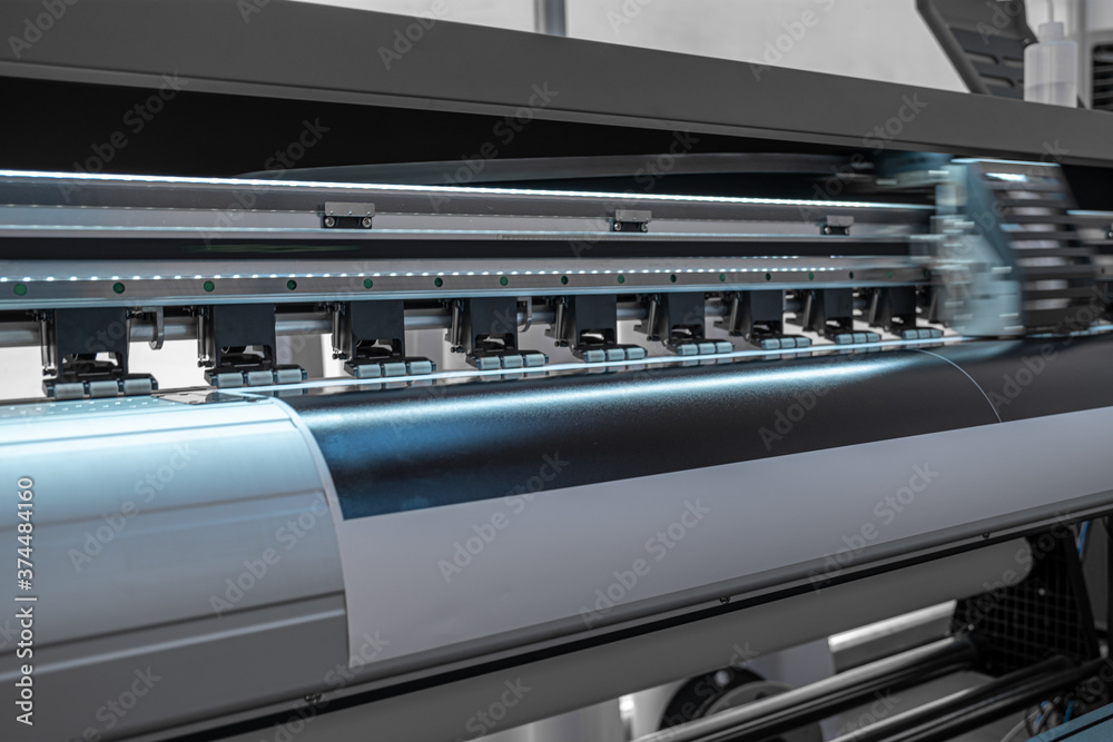 Large format digital printing machine and moving print head Large format digital printing machine and moving print head