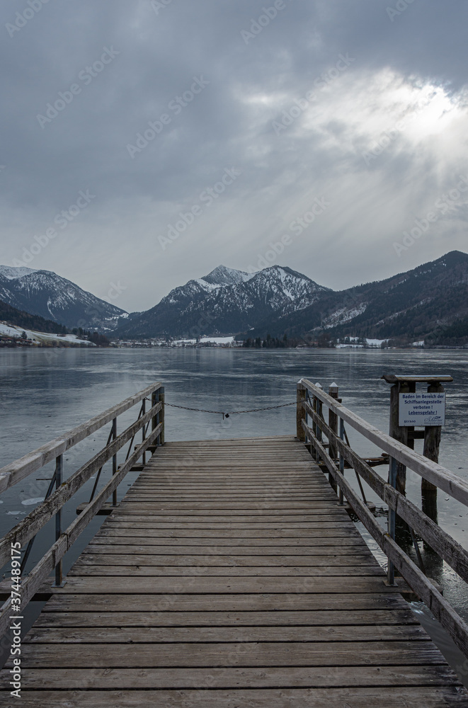 Winterlicher Blick über den Schliersee und verschneite Berge im Bayerischen Voralpenland