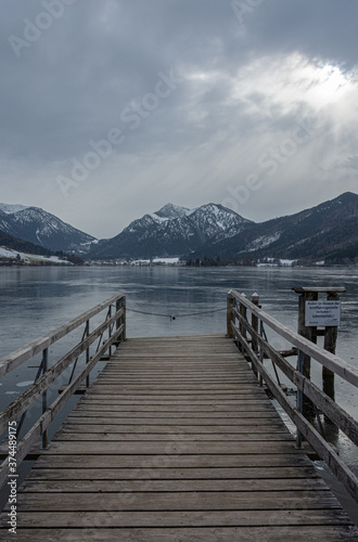 Winterlicher Blick   ber den Schliersee und verschneite Berge im Bayerischen Voralpenland