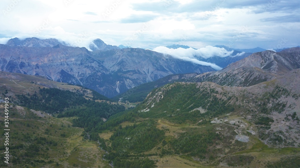 Des vallées qui s'entrecroisent à proximité du col du Granon (Alpes)