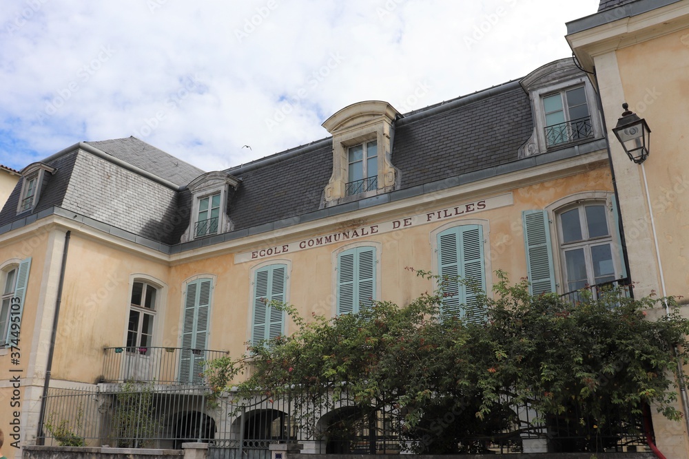 Fototapeta premium ancienne école élémentaire pour filles dans Bayonne, ville de Bayonne, département des Pyrénées Atlantiques, France