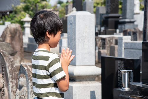 御墓参りをする小学生の男の子