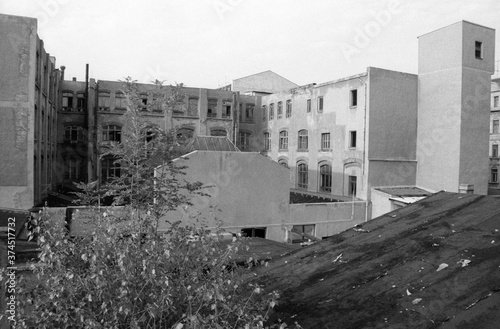 Verfallene Wohnhäuser und Industriegelände in der Leipziger Südvorstadt. *Aufnahmedatum geschätzt* © Tobias Seeliger