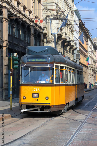 Tram giallo a Milano in Italia, Yellow streetcar in Milan city in Italy 