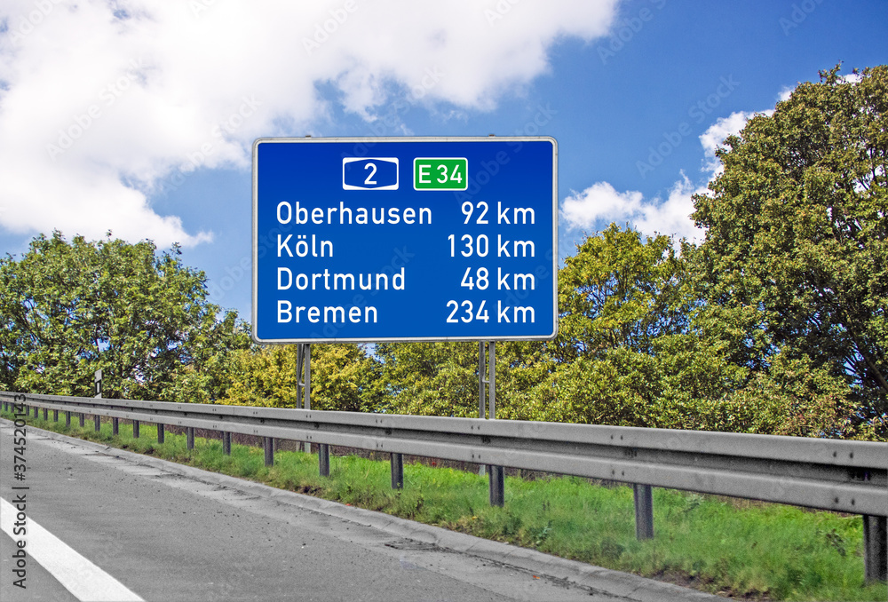 Entfernungstafel auf Autobahn 2, E 34, hinter Ausfahrt Hamm-Uentrop in Richtung Oberhausen