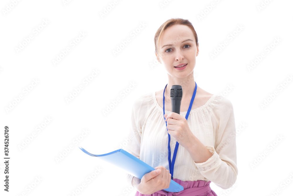 司会をする若いビジネスウーマン