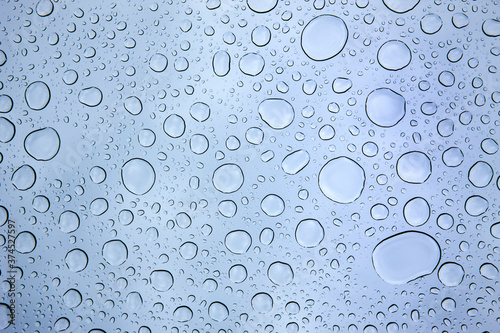 Wassertropfen auf einer Glasscheibe