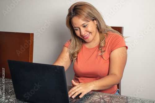 Foto girl on a sofa reading having fun headphones taking selfie