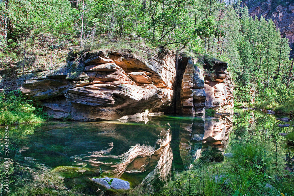 Obraz premium West Clear water creek hiking serenity 