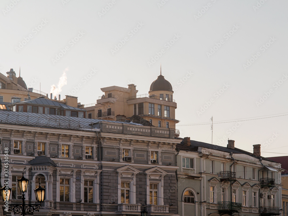 Obraz premium An ancient building in the historic part of the city. Old architecture, fragments of houses.