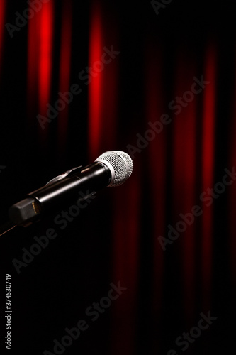 Modernes Mikrofon auf Ständer vor Rotem Vorhang