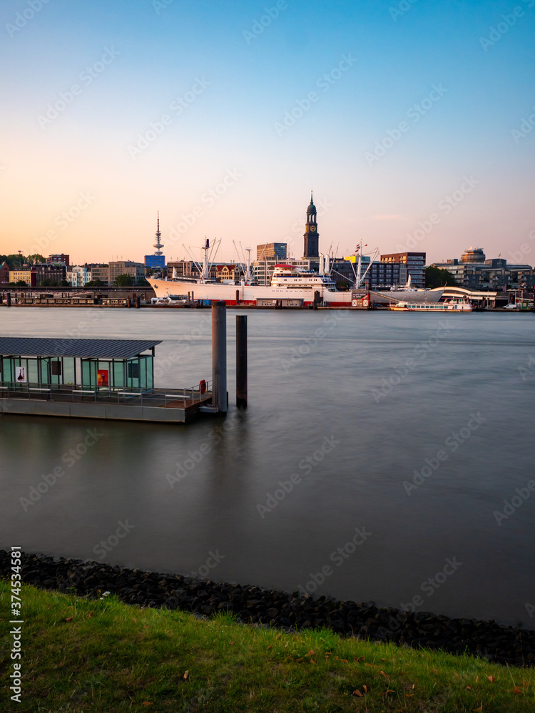 Naklejka premium Blick über die Elbe zur Cap San Diego, Hamburg
