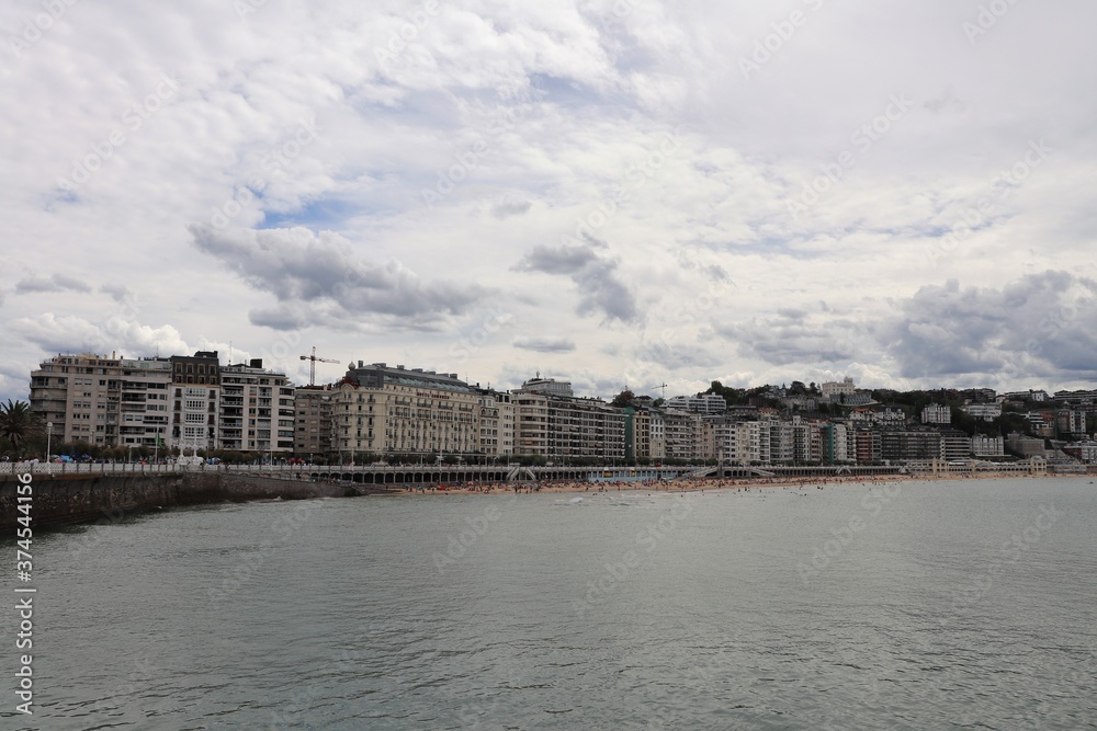 le littoral à Saint Sébastien le long de la mer méditerranée, ville de Saint Sébastien, Espagne