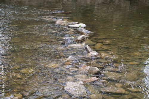 Lit de pierres en rivière