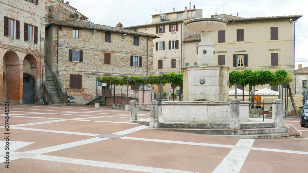 Fontana nella piazza principale di Castelnuovo Berardenga, in provincia di Siena.