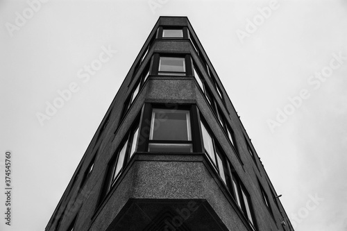 Un edificio visto desde abajo en blanco y negro.