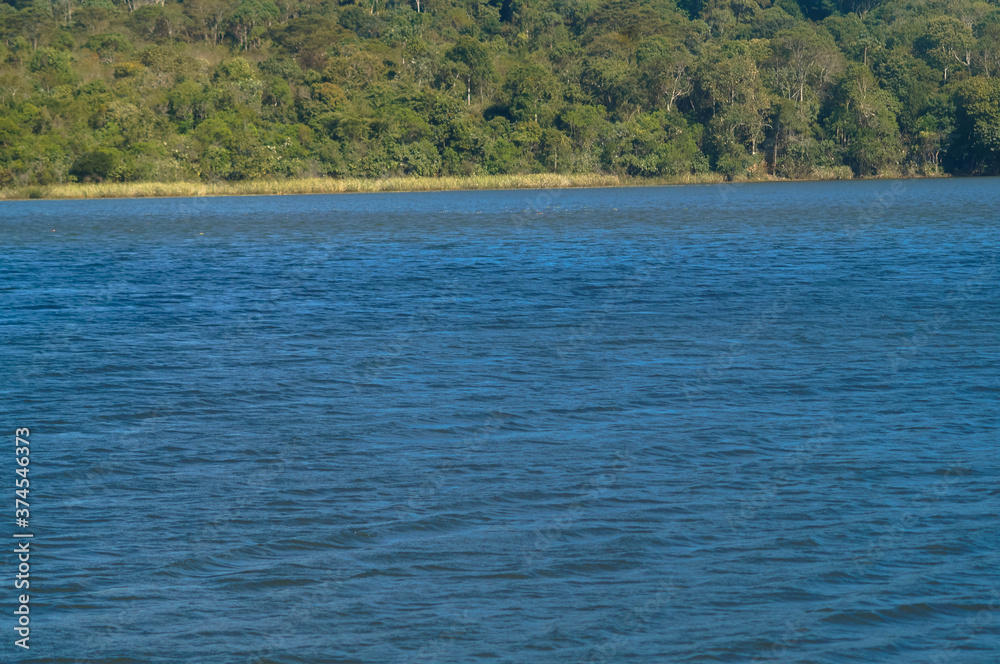 as águas de um belo e calmo lago azul