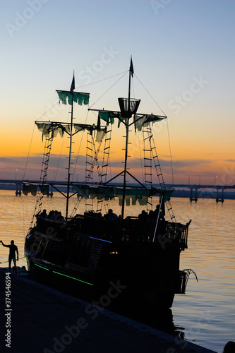 Fototapeta Naklejka Na Ścianę i Meble -  fishing boat at sunset