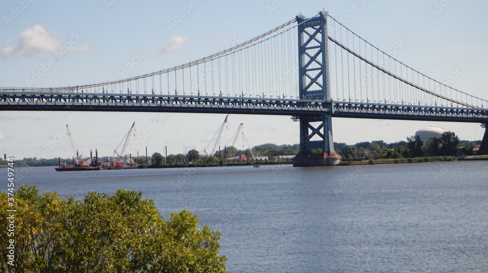 Naklejka premium Cranes Beneath the Ben Franklin