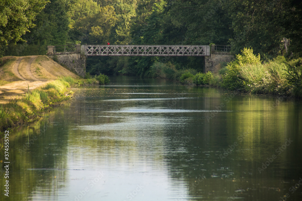 Fototapeta premium le canal de Roanne à Digoin entre Loire et Saône et loire en france