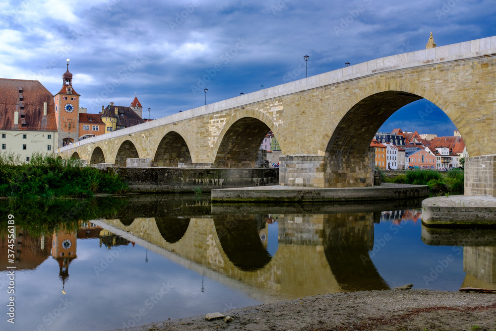 Steinerne Brücke Regensburg, mit Reflektion