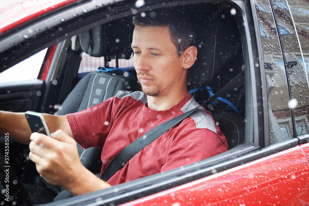 Obraz premium Handy während der Autofahrt