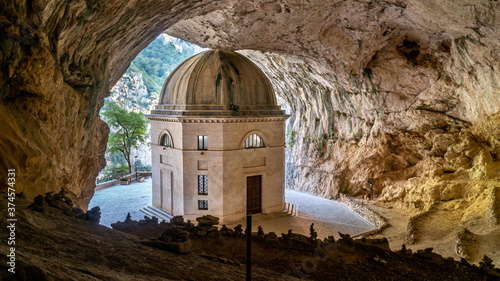 Foto foto orizzontale del Tempio del valadier dall'interno della grotta