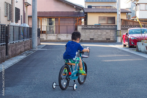 自転車の練習をする日本人の幼稚園児