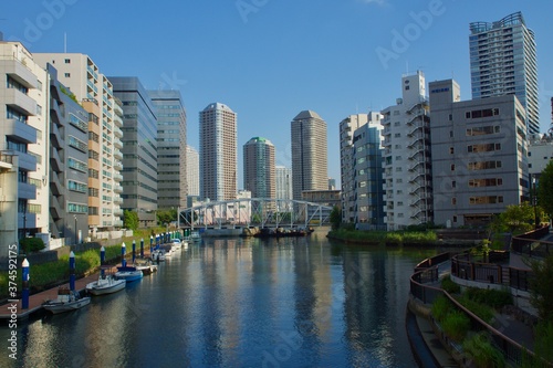 高橋から見る南高橋と佃島のタワーマンション 亀島川の景色 © takashi