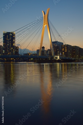 中央大橋夕景　リフレクション 夕焼けの空　ブルーモーメント © takashi