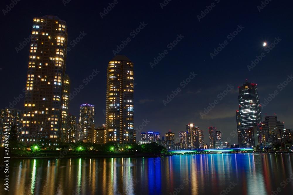 Fototapeta premium 月の浮かぶ隅田川夜景 高層ビル群と佃大橋ライトアップ