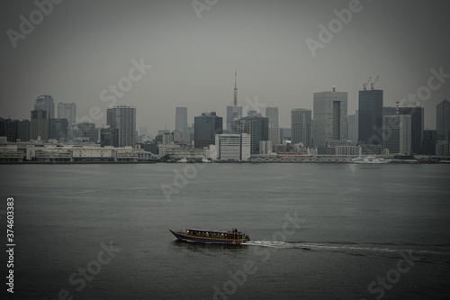 船舶と東京の街並みのイメージ © kanzilyou
