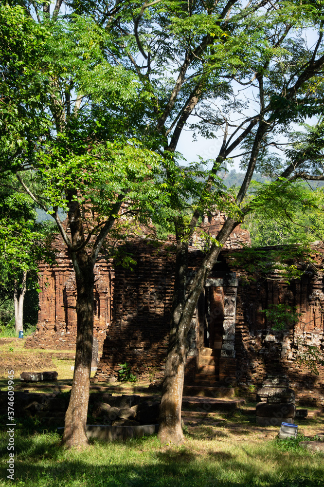 Fototapeta premium mysonsanctuary,vietnam,historicarchitecture,oldarchitecture,landscape,travel, ミーソン遺跡,ベトナム,旅行,世界遺産