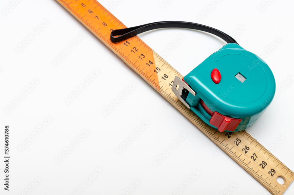 Instrumento de medición de longitud, cinta métrica, sobre fondo blanco,  recortable Stock Photo | Adobe Stock